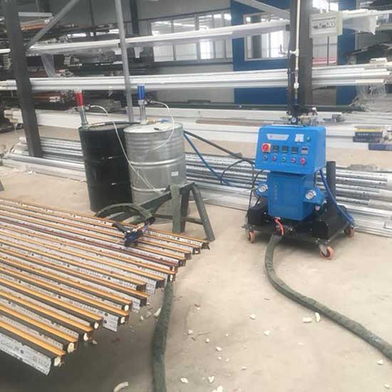 Q2600D定時定量聚氨酯斷橋鋁型材填充發(fā)泡機